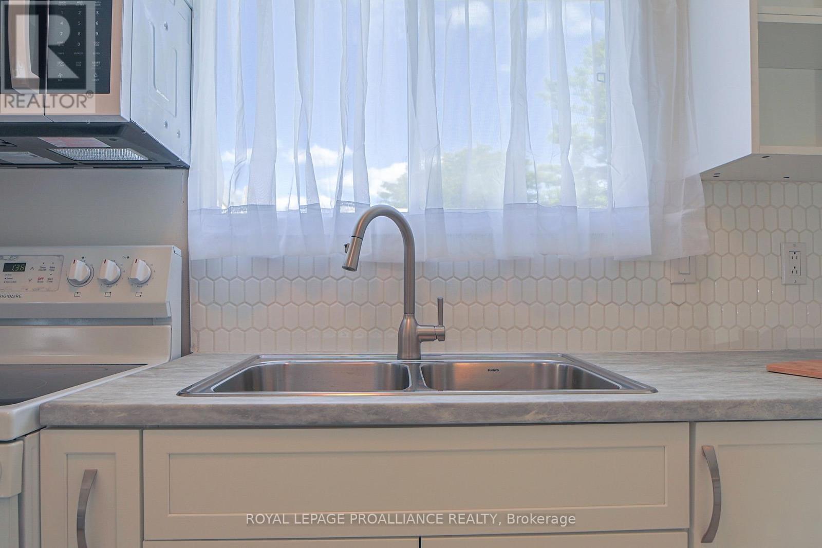 98 East Davis Street, Quinte West (Trenton Ward), Ontario  K8V 6H4 - Photo 17 - X12495768