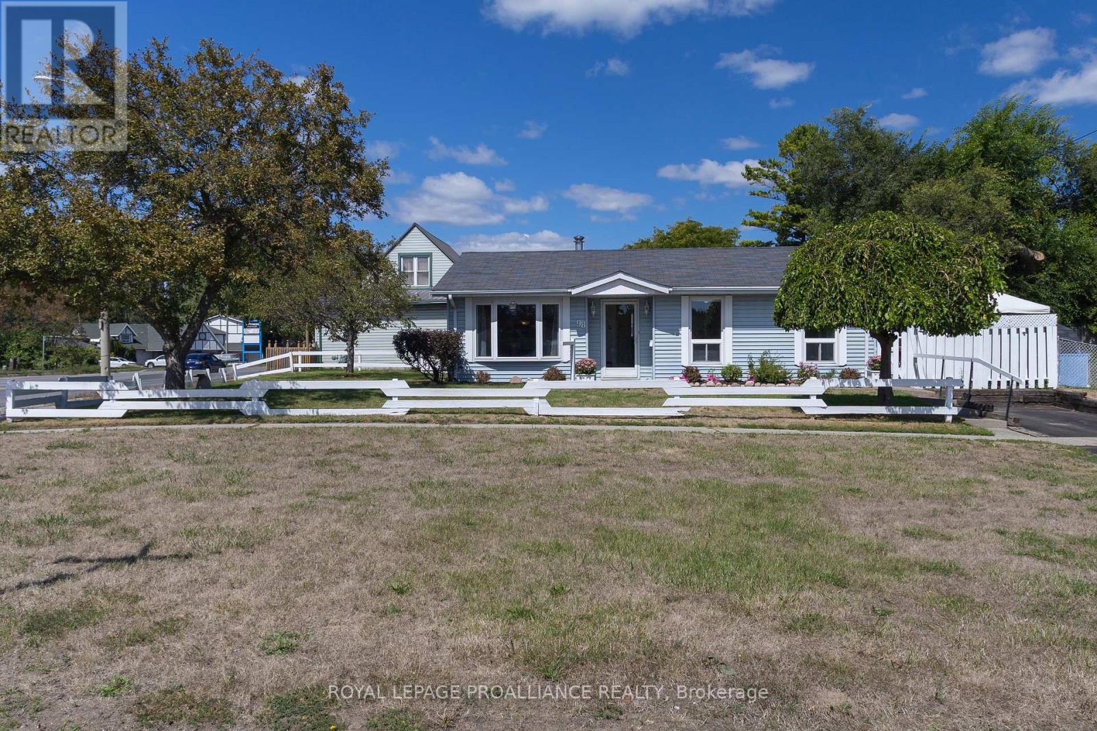 98 East Davis Street, Quinte West (Trenton Ward), Ontario  K8V 6H4 - Photo 2 - X12495768