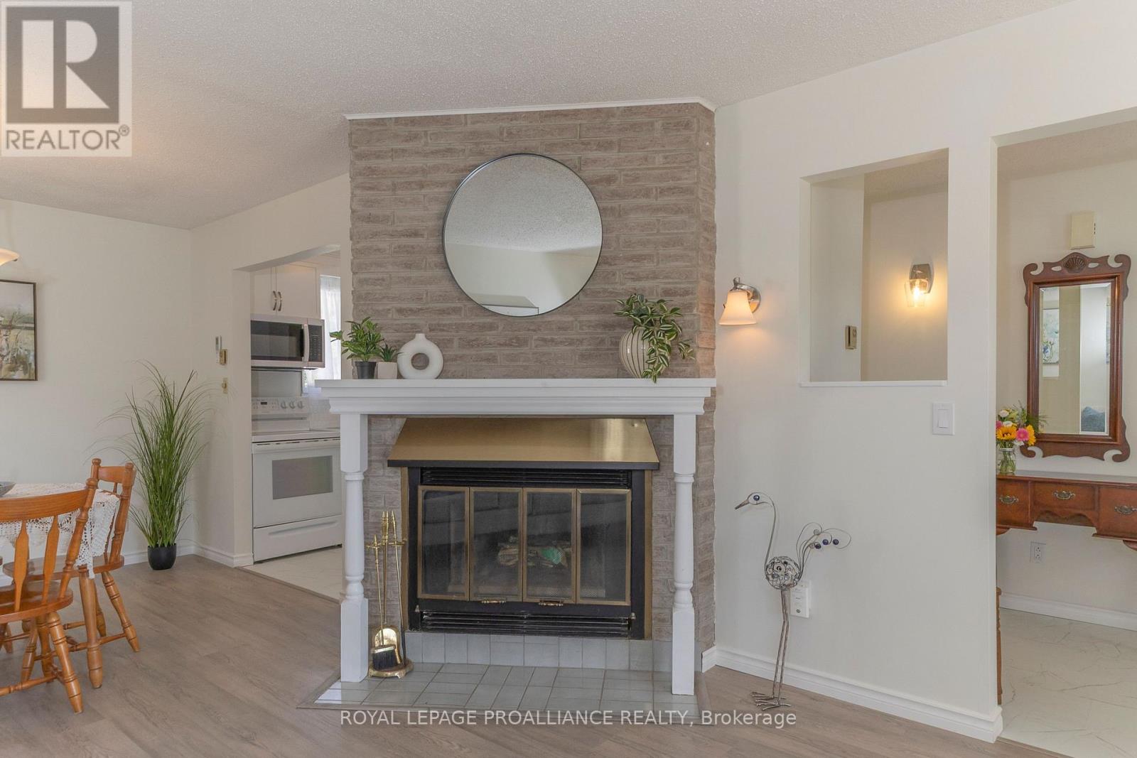 98 East Davis Street, Quinte West (Trenton Ward), Ontario  K8V 6H4 - Photo 8 - X12495768