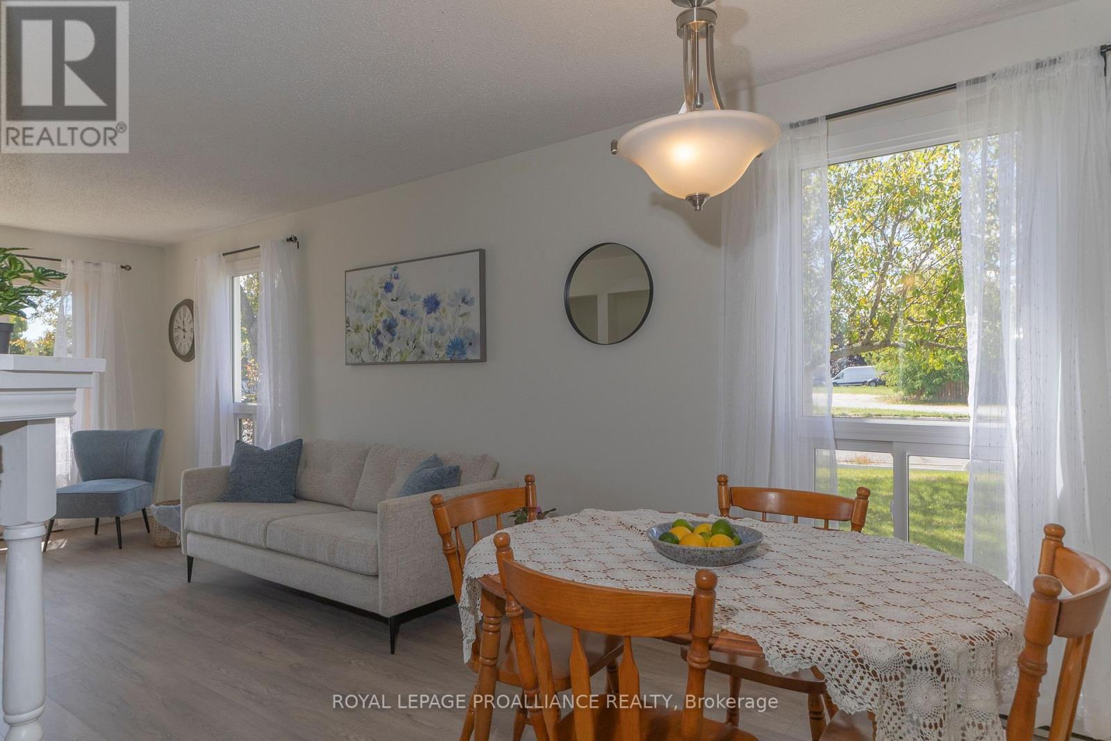 98 East Davis Street, Quinte West (Trenton Ward), Ontario  K8V 6H4 - Photo 9 - X12495768