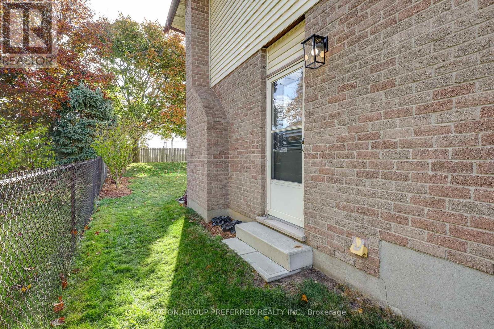 52 Bexhill Drive, London South, Ontario  N6E 1X2 - Photo 9 - X12495694