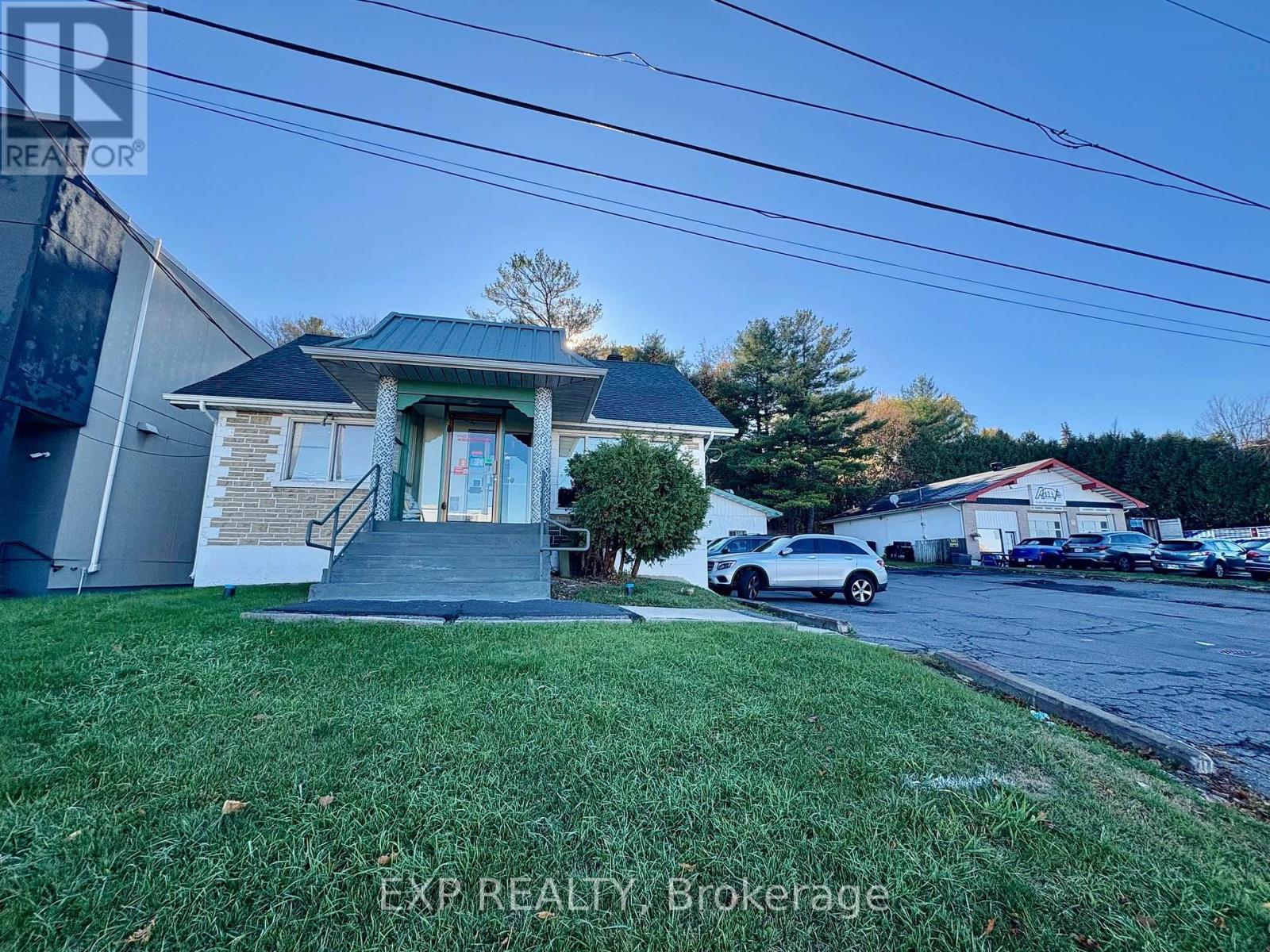 3010 St. Joseph Boulevard, Ottawa, Ontario  K1E 1E2 - Photo 1 - X12495810