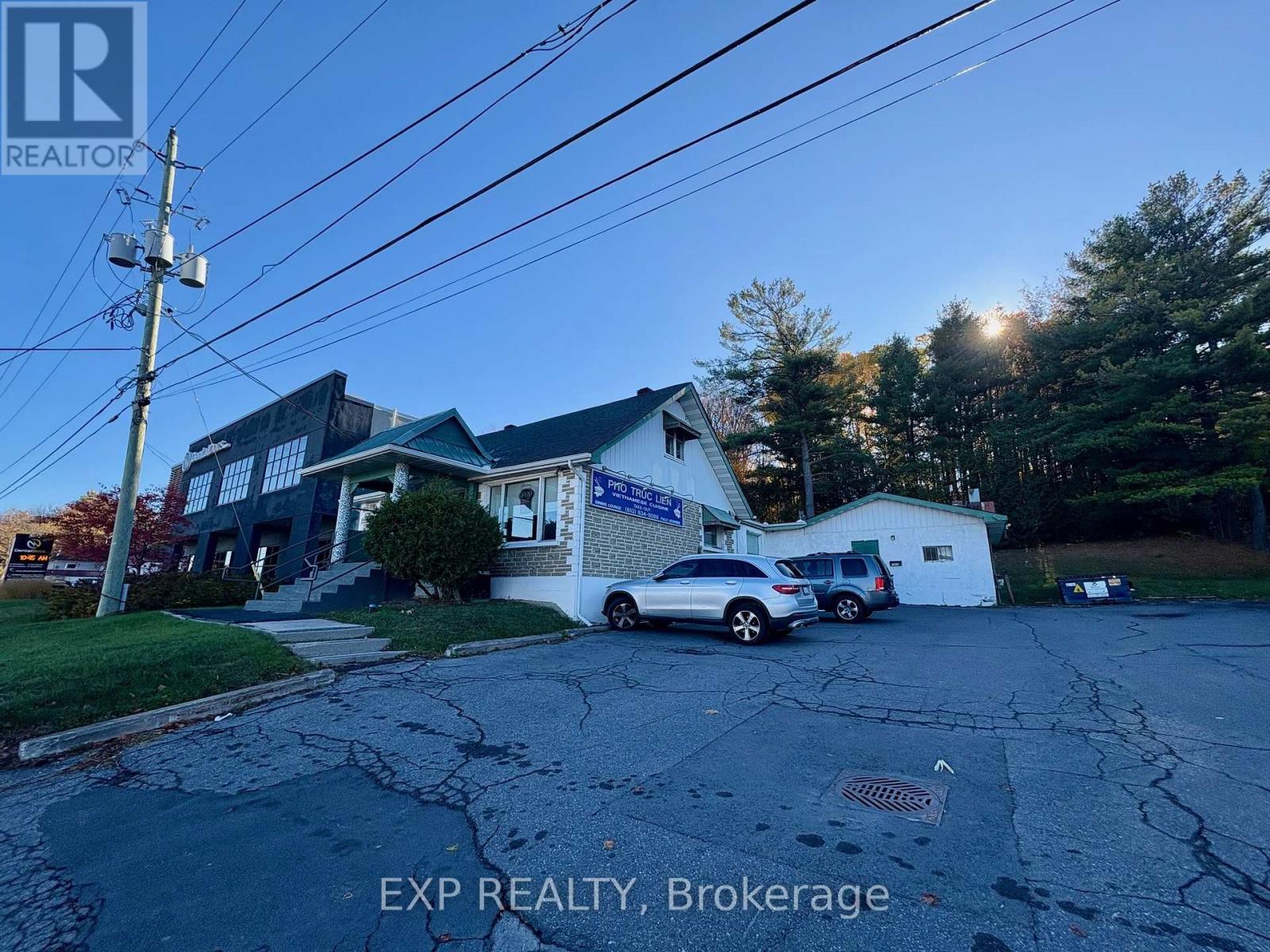 3010 St. Joseph Boulevard, Ottawa, Ontario  K1E 1E2 - Photo 2 - X12495810