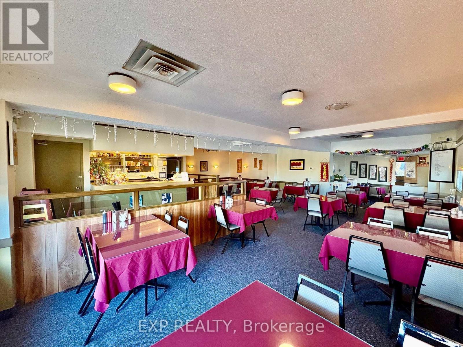 3010 St. Joseph Boulevard, Ottawa, Ontario  K1E 1E2 - Photo 5 - X12495810