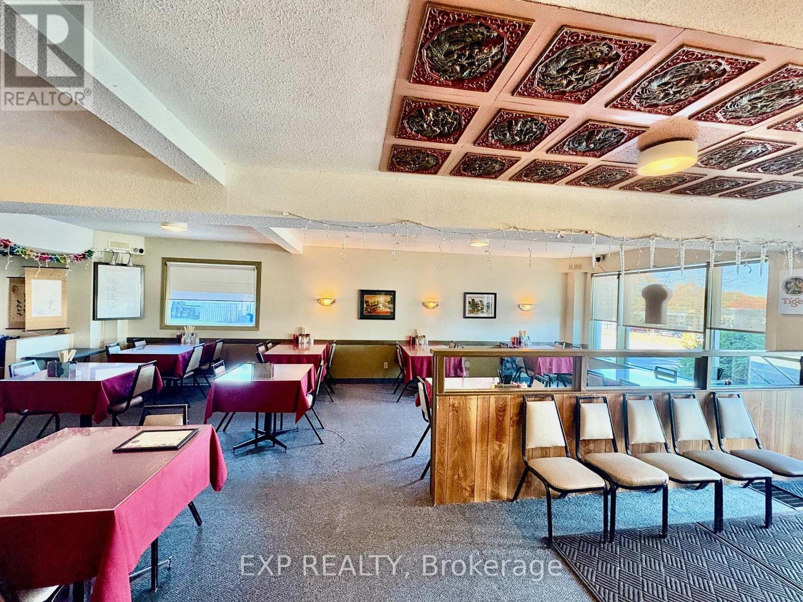 3010 St. Joseph Boulevard, Ottawa, Ontario  K1E 1E2 - Photo 8 - X12495810