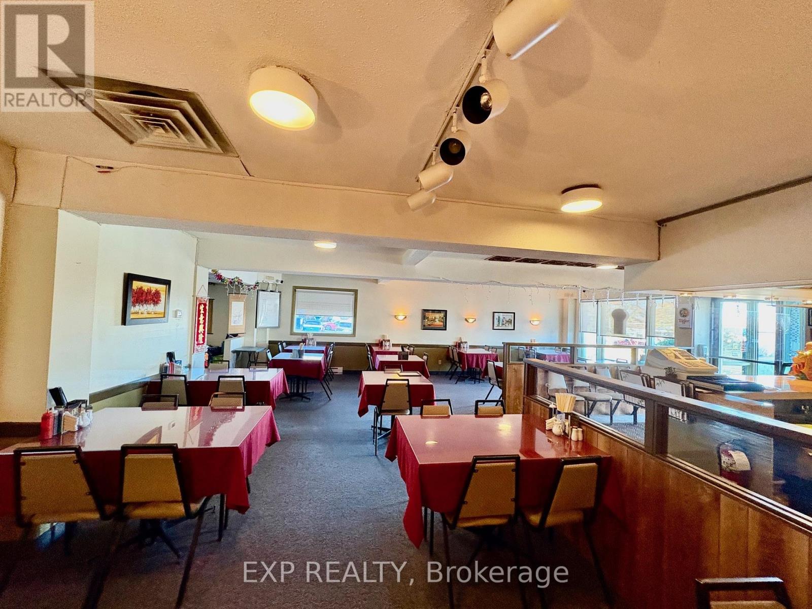 3010 St. Joseph Boulevard, Ottawa, Ontario  K1E 1E2 - Photo 9 - X12495810