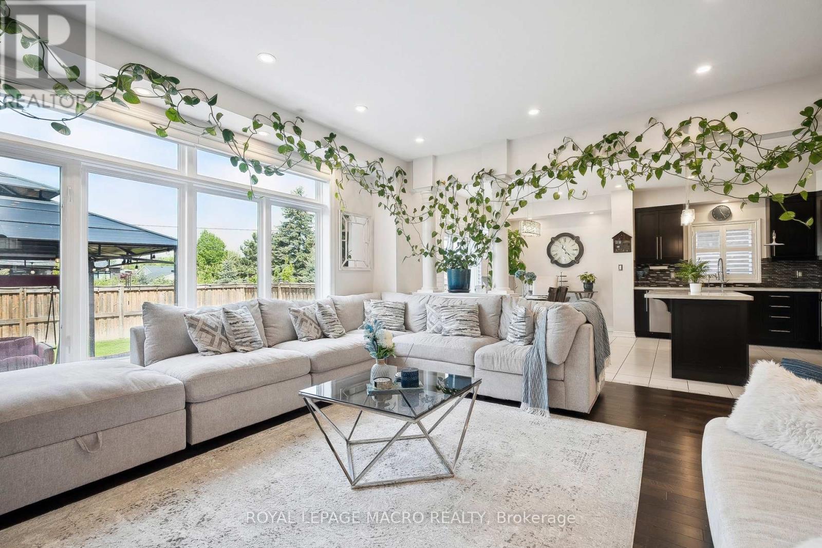 80 Bellroyal Crescent, Hamilton, Ontario  L8J 0E7 - Photo 14 - X12495540