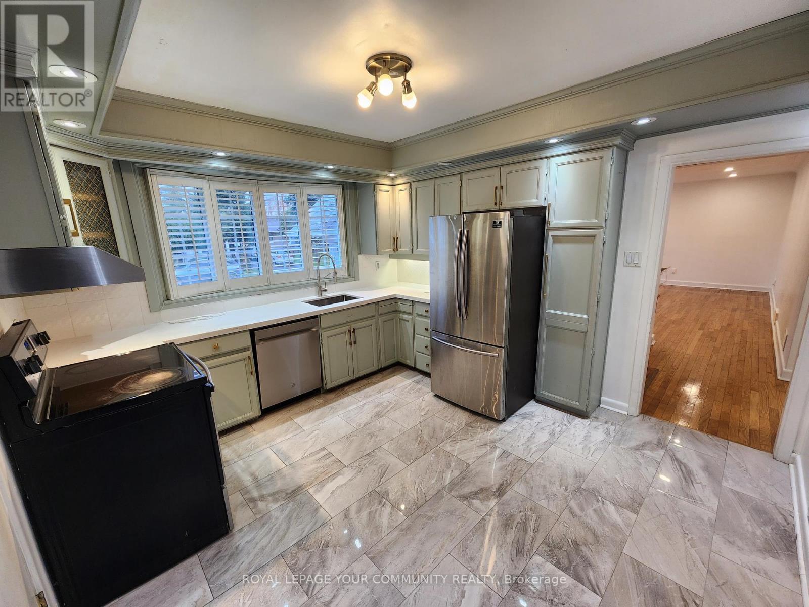 394 Paliser Crescent N, Richmond Hill, Ontario  L4C 1R6 - Photo 11 - N12423103