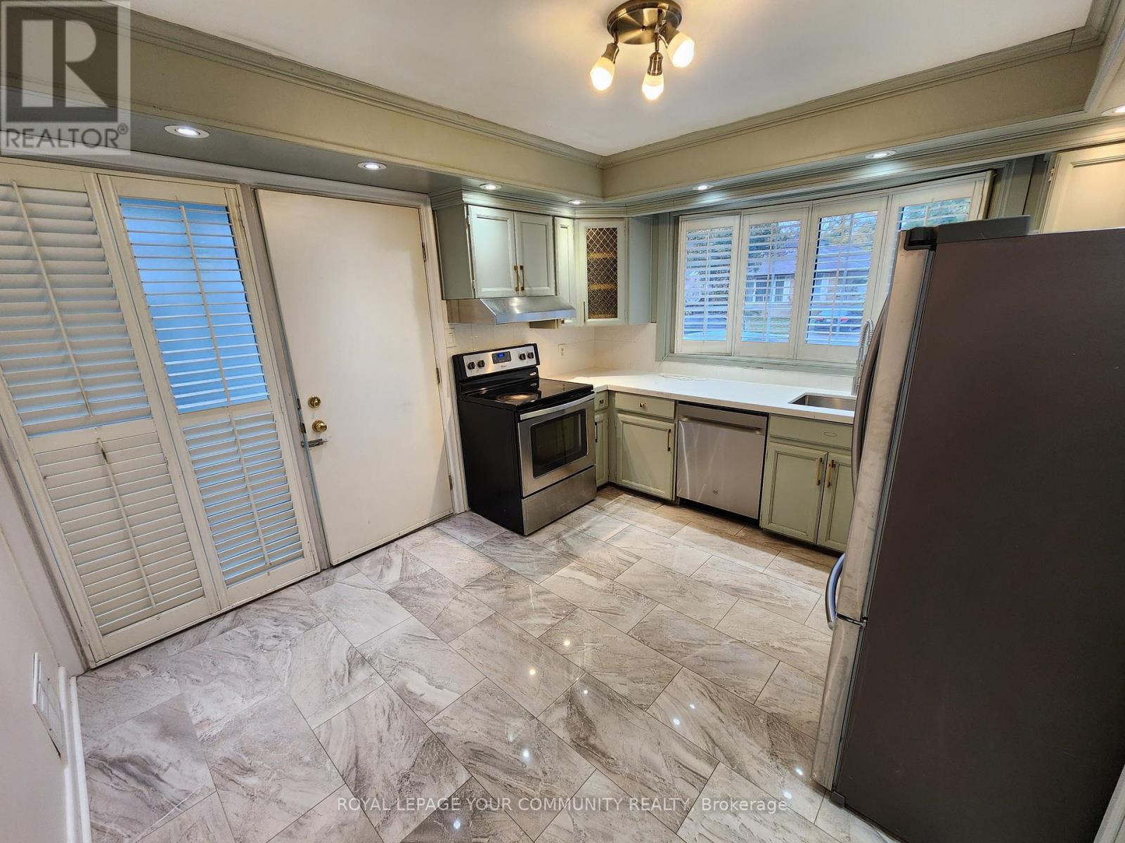 394 Paliser Crescent N, Richmond Hill, Ontario  L4C 1R6 - Photo 4 - N12423103