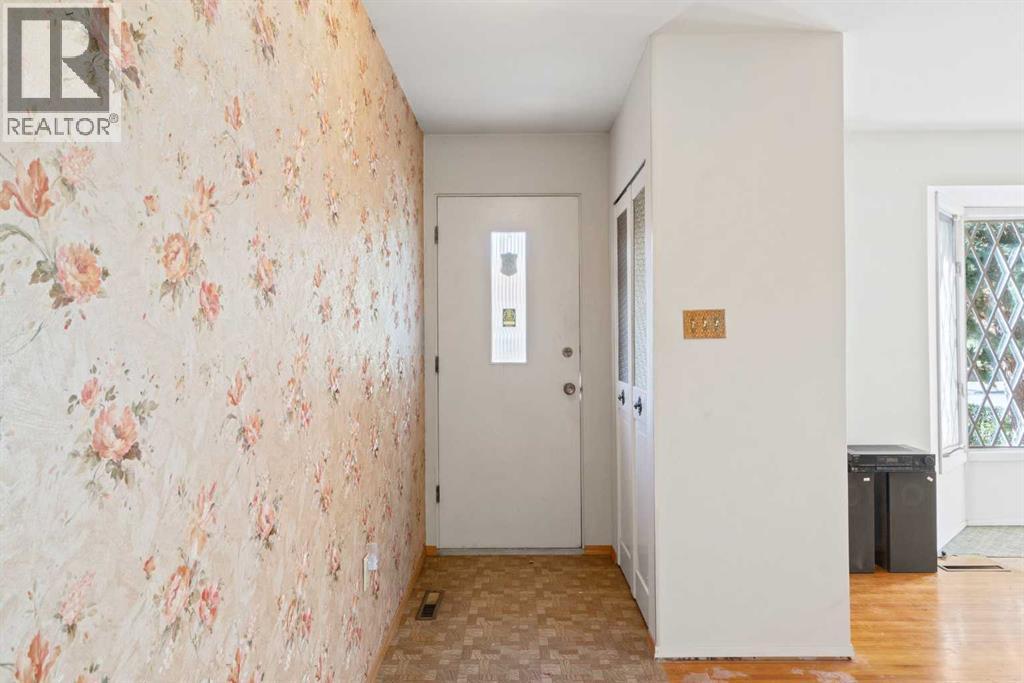 5316 Thorncliffe Drive Nw, Calgary, Alberta  T2K 2Z3 - Photo 2 - A2264598