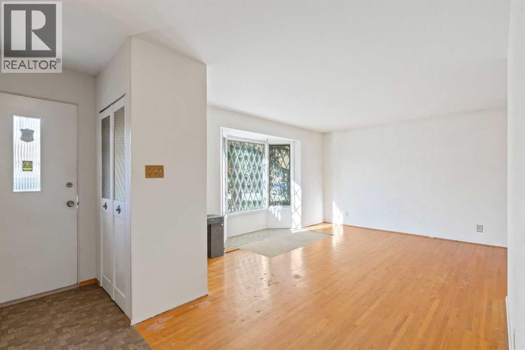 5316 Thorncliffe Drive Nw, Calgary, Alberta  T2K 2Z3 - Photo 3 - A2264598