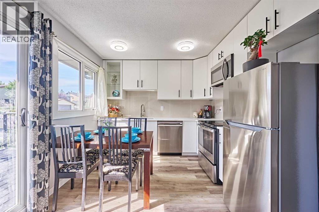 1371 Berkley Drive Nw, Calgary, Alberta  T3K 1T4 - Photo 9 - A2265900