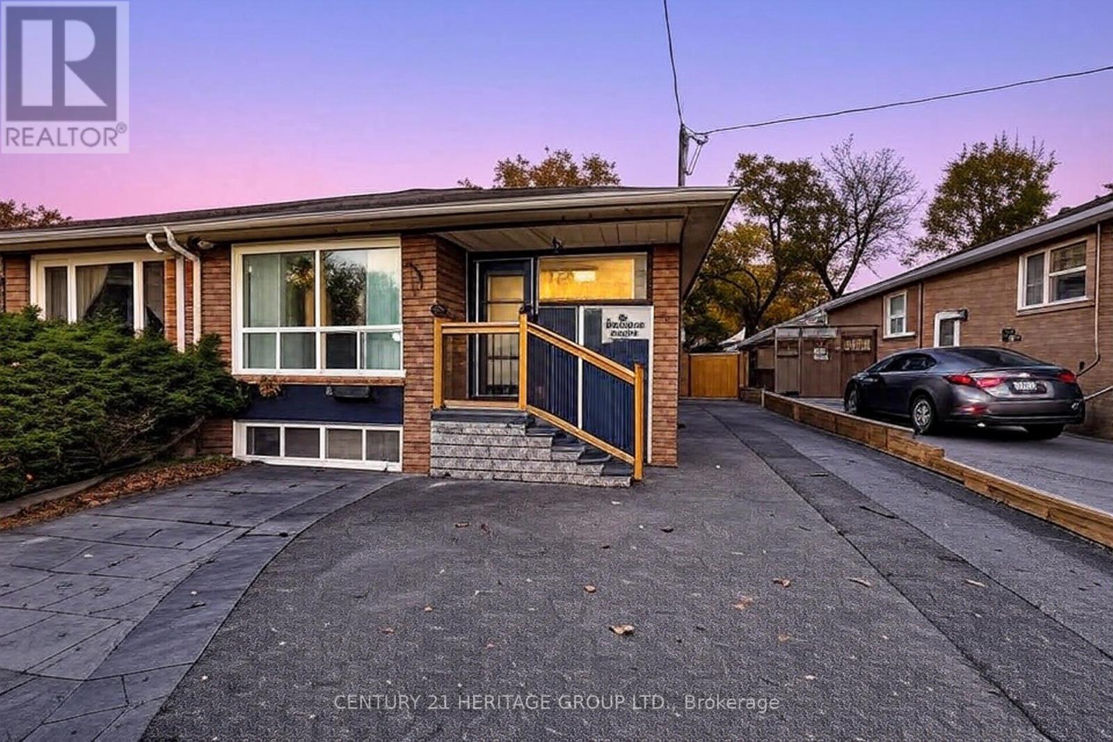 82 HARRISON DRIVE, Newmarket, Ontario