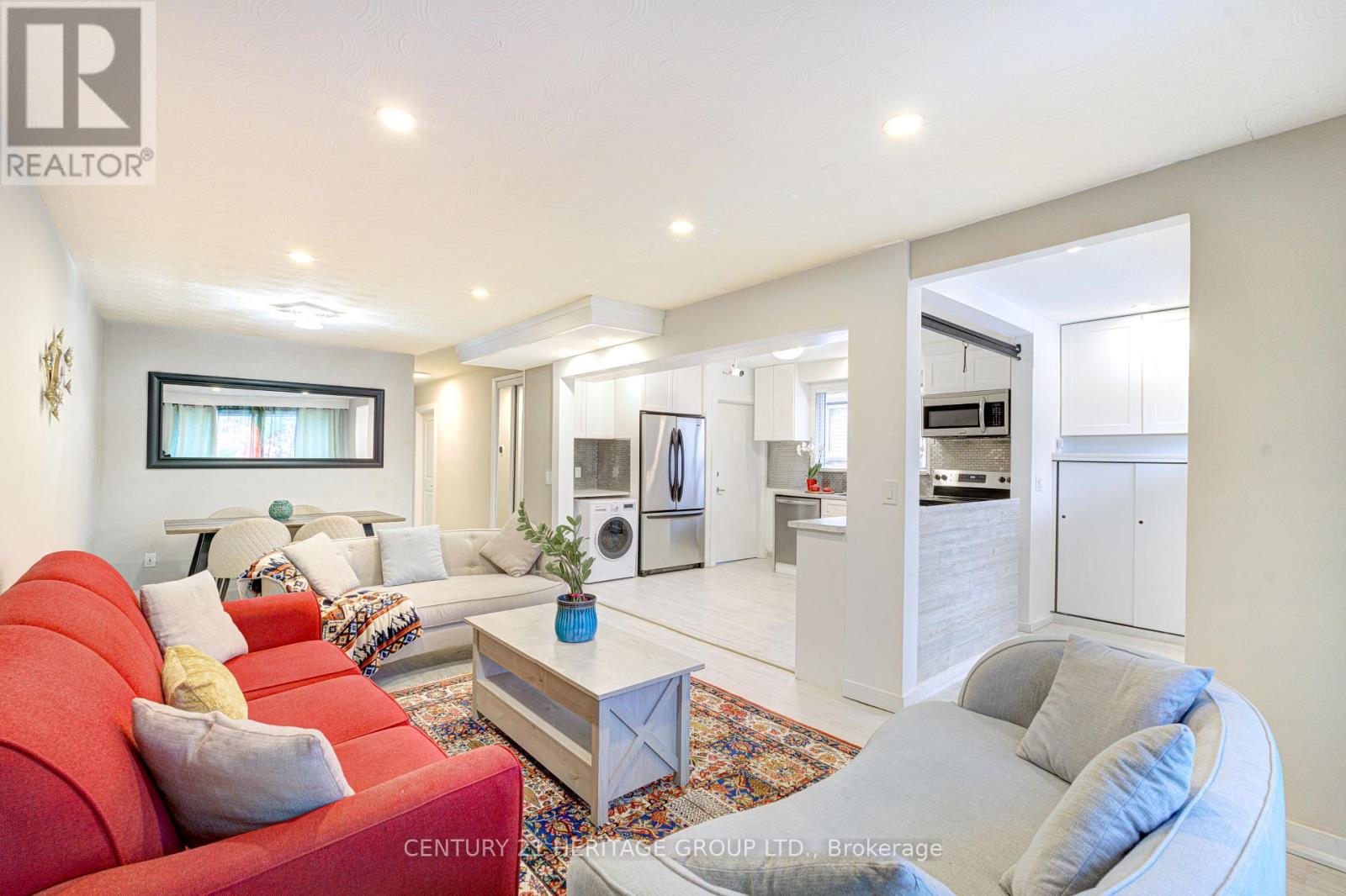 82 Harrison Drive, Newmarket, Ontario  L3Y 4P4 - Photo 3 - N12495592