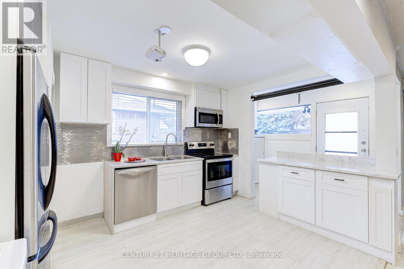 82 Harrison Drive, Newmarket (Bristol-London), Ontario  L3Y 4P4 - Photo 13 - N12495592