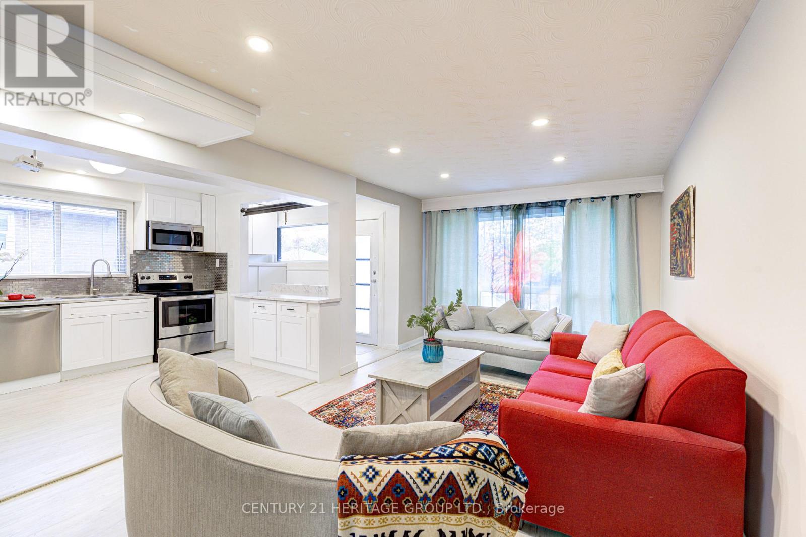 82 Harrison Drive, Newmarket (Bristol-London), Ontario  L3Y 4P4 - Photo 7 - N12495592