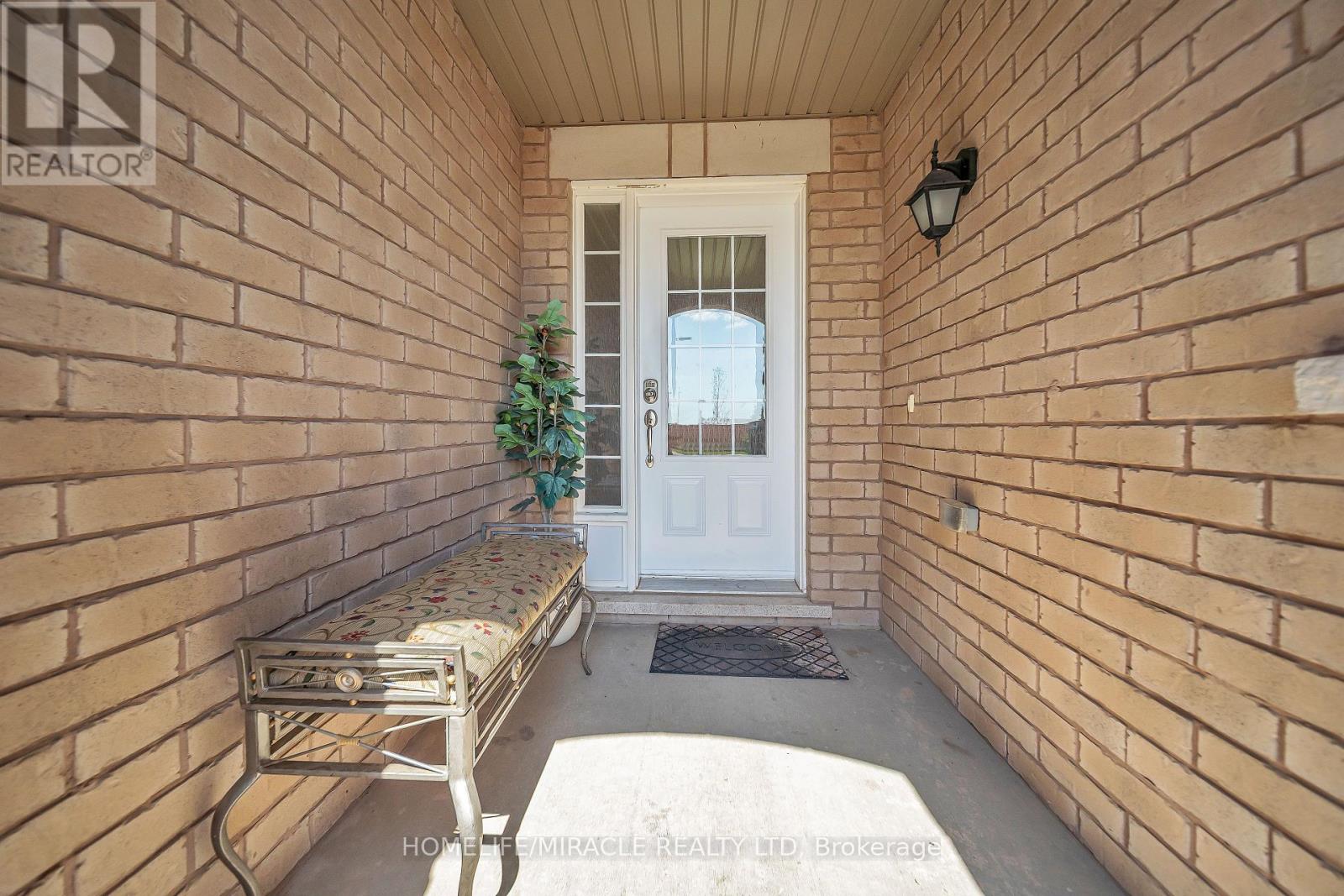 43 Baycliffe Crescent, Brampton (Northwest Brampton), Ontario  L1P 1W8 - Photo 2 - W12375949