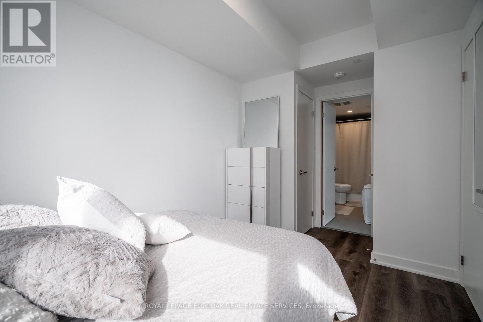 908 - 370 Martha Street, Burlington, Ontario  L7R 0G9 - Photo 12 - W12431110