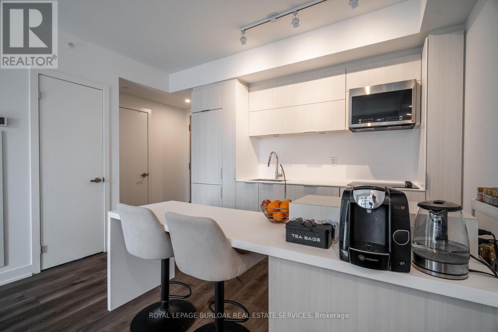 908 - 370 Martha Street, Burlington, Ontario  L7R 0G9 - Photo 7 - W12431110