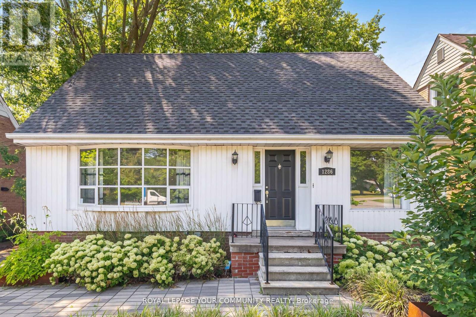 1286 Kipling Avenue, Toronto (Princess-Rosethorn), Ontario  M9B 3N5 - Photo 2 - W12466662