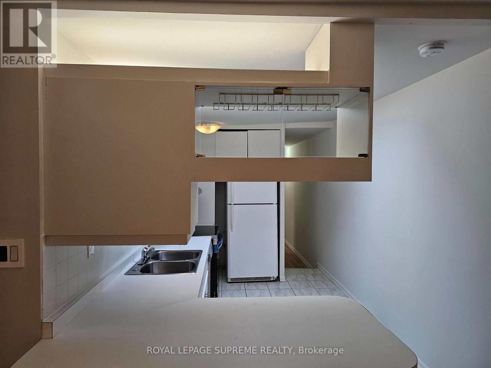 Upper - 806 College Street, Toronto, Ontario  M6E 4R1 - Photo 4 - C12495750