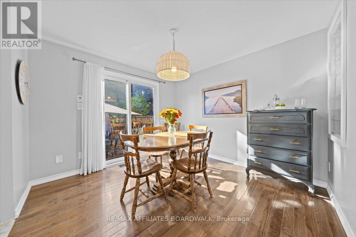 42 Haywood Crescent, Ottawa, Ontario  K2L 2J2 - Photo 11 - X12495870