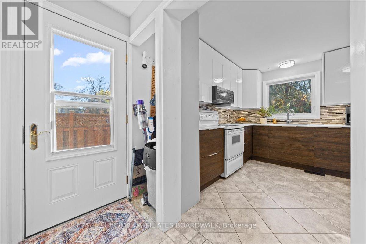 42 Haywood Crescent, Ottawa, Ontario  K2L 2J2 - Photo 19 - X12495870