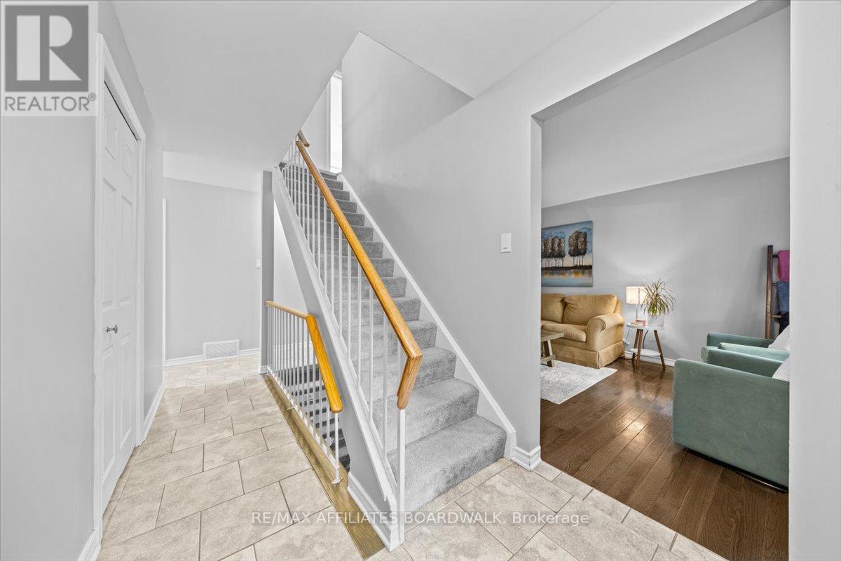 42 Haywood Crescent, Ottawa, Ontario  K2L 2J2 - Photo 4 - X12495870