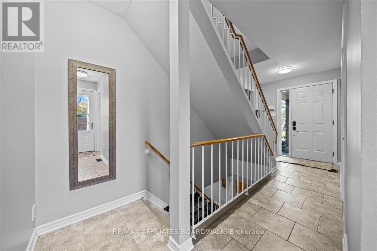 42 Haywood Crescent, Ottawa, Ontario  K2L 2J2 - Photo 5 - X12495870