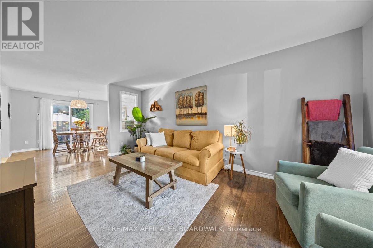 42 Haywood Crescent, Ottawa, Ontario  K2L 2J2 - Photo 6 - X12495870