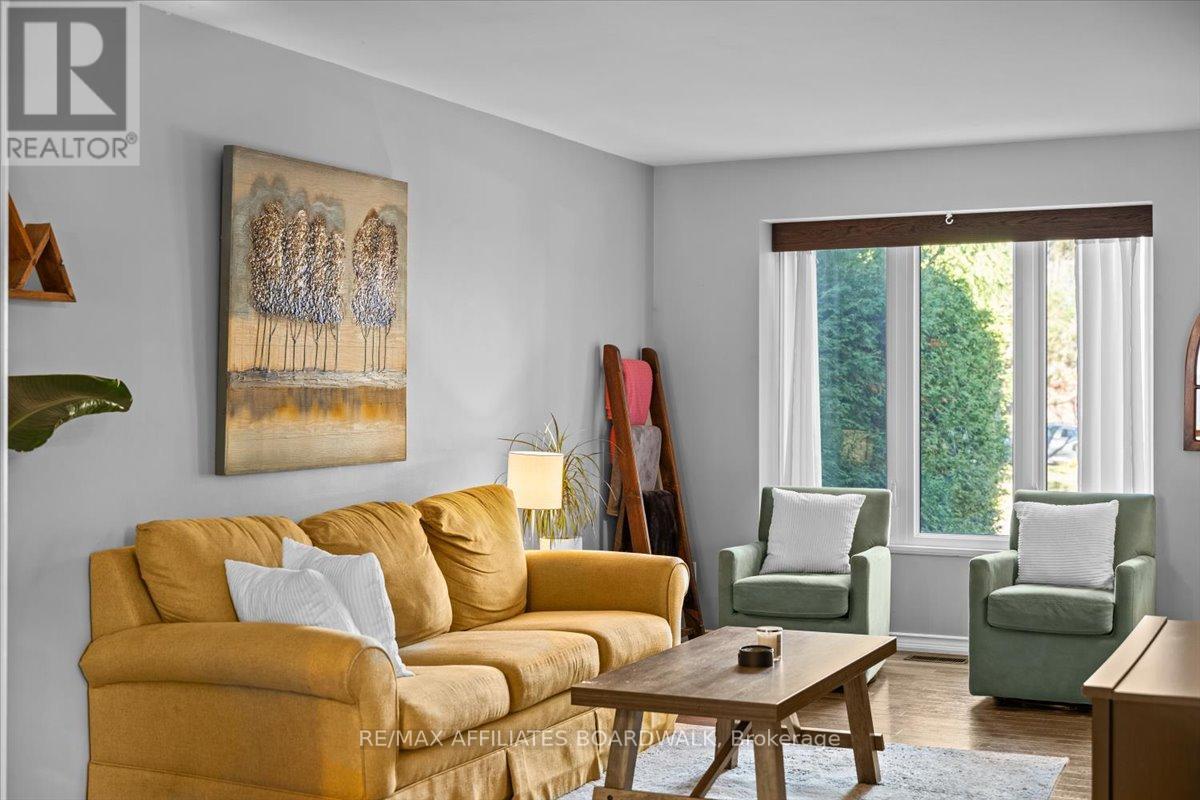 42 Haywood Crescent, Ottawa, Ontario  K2L 2J2 - Photo 7 - X12495870