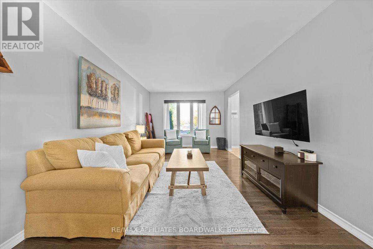 42 Haywood Crescent, Ottawa, Ontario  K2L 2J2 - Photo 8 - X12495870