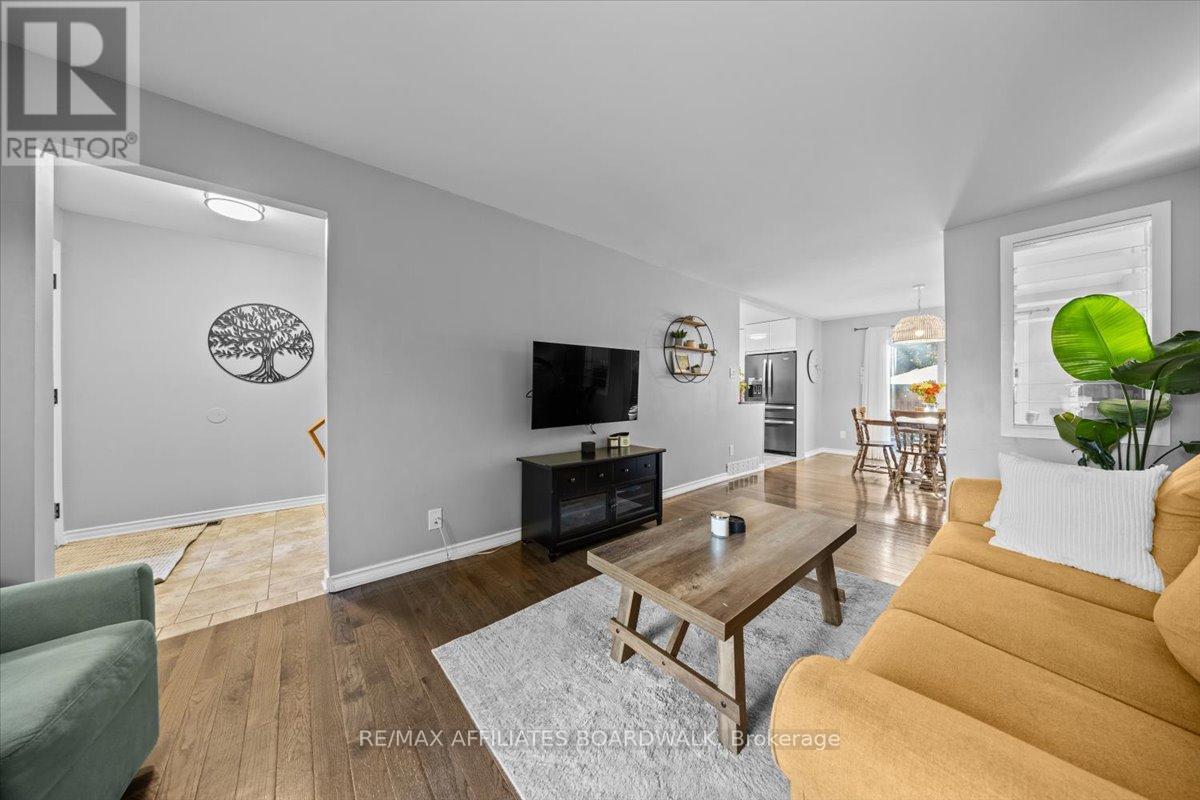 42 Haywood Crescent, Ottawa, Ontario  K2L 2J2 - Photo 9 - X12495870