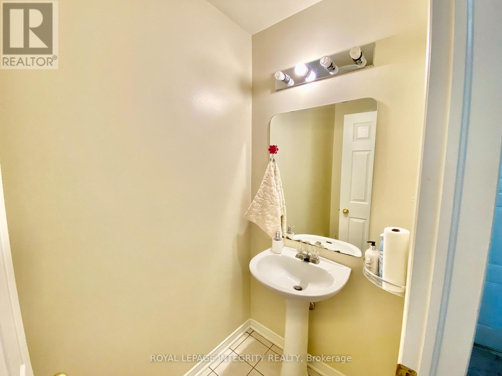 40 Jackman Terrace, Ottawa, Ontario  K2L 4E1 - Photo 3 - X12495976