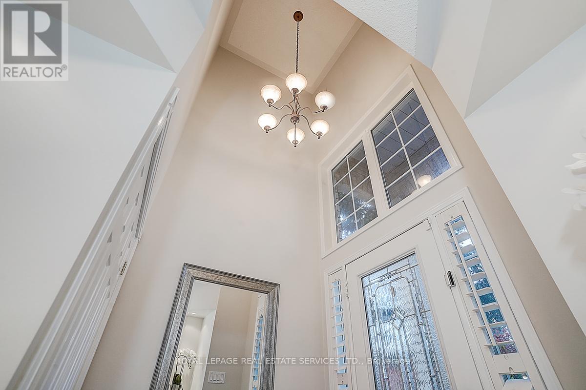 2066 Deer Park Road, Oakville, Ontario  L6M 3V8 - Photo 5 - W12495714