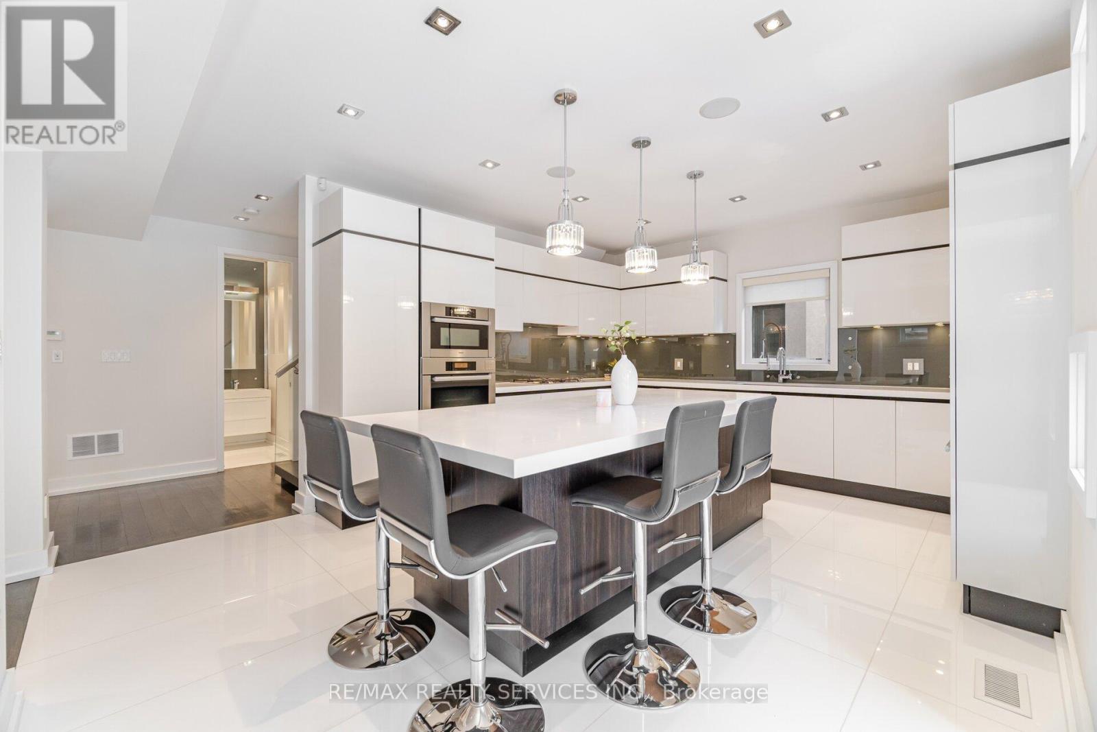 685 Montbeck Crescent, Mississauga, Ontario  L5G 1P4 - Photo 13 - W12495736