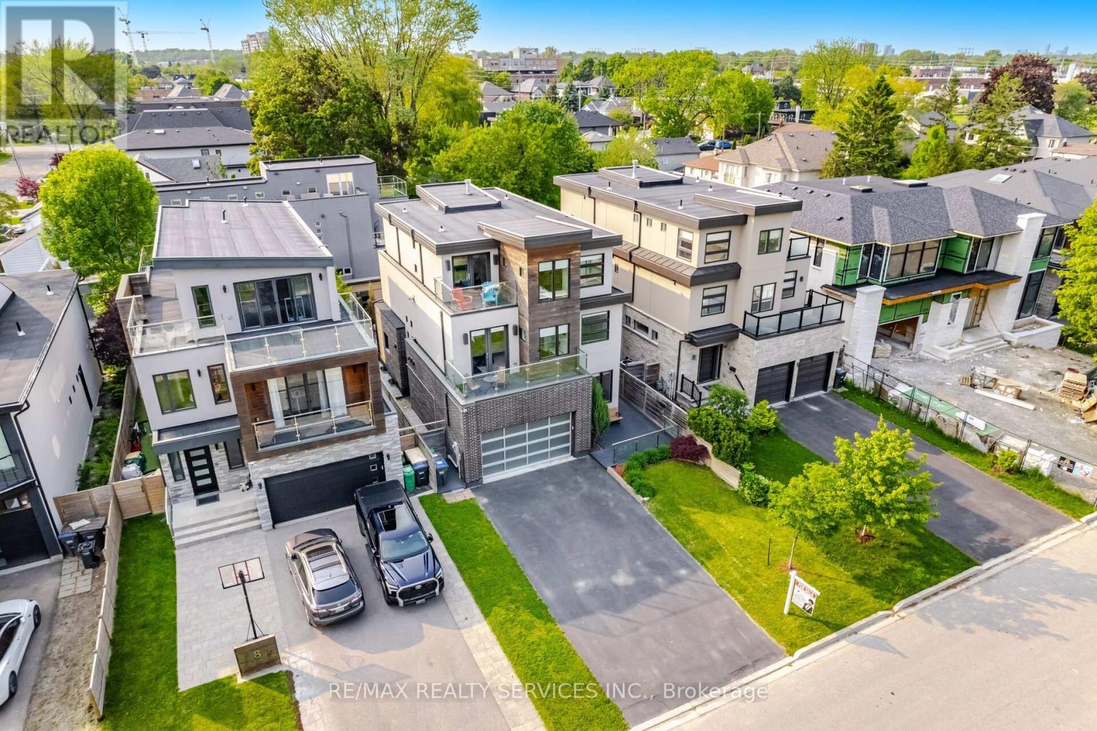 685 Montbeck Crescent, Mississauga, Ontario  L5G 1P4 - Photo 2 - W12495736