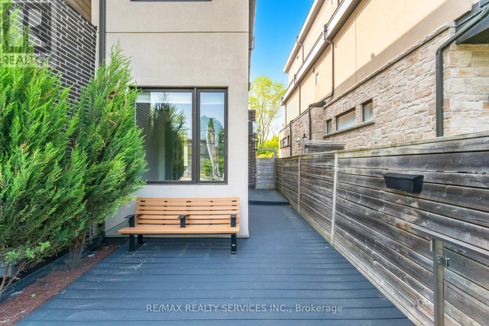 685 Montbeck Crescent, Mississauga, Ontario  L5G 1P4 - Photo 3 - W12495736