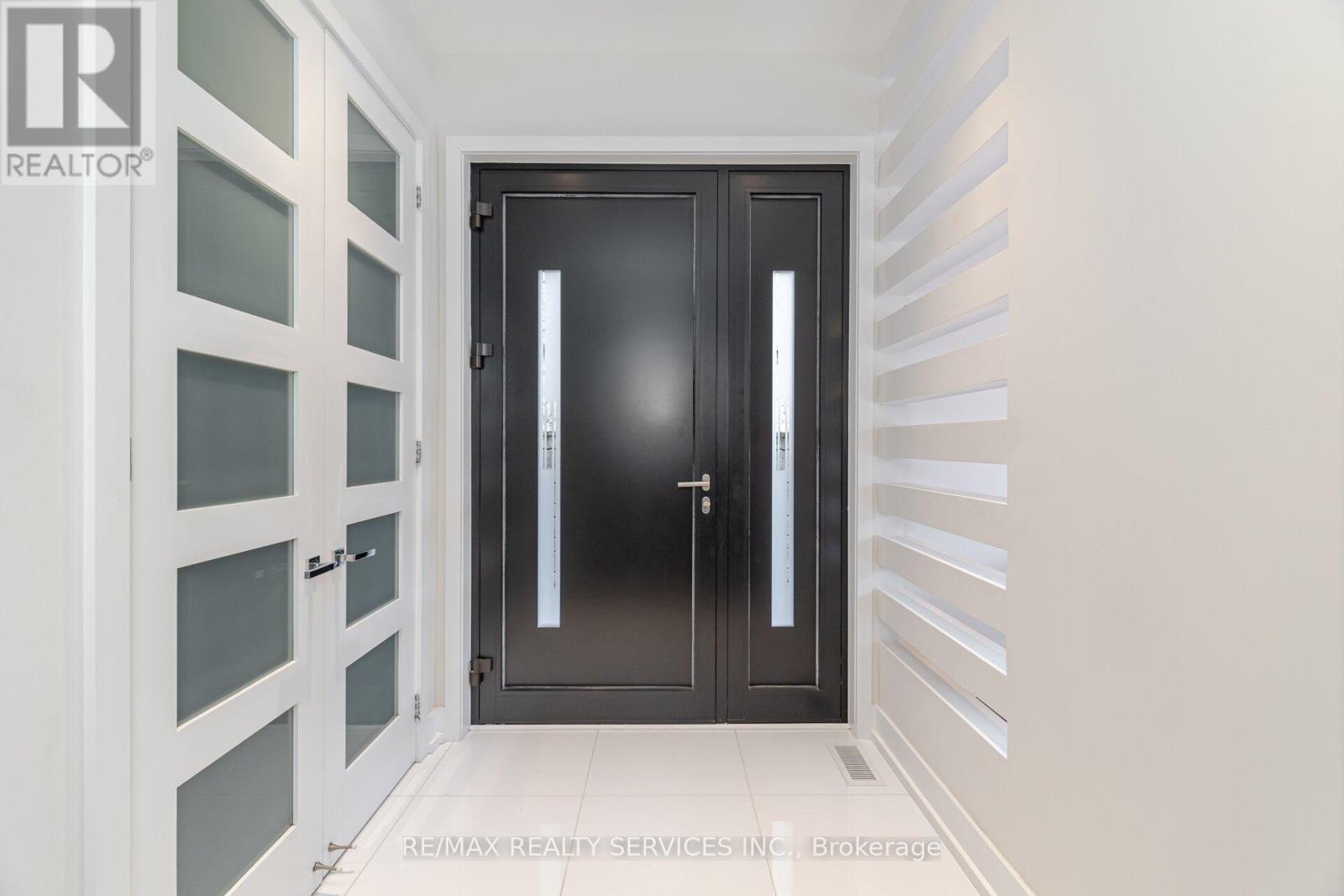 685 Montbeck Crescent, Mississauga, Ontario  L5G 1P4 - Photo 4 - W12495736