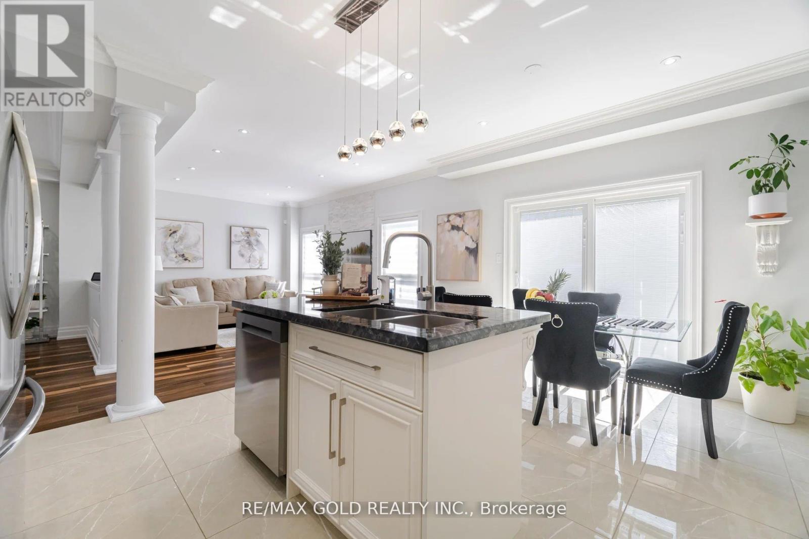 10 Cloverlawn Street, Brampton (Fletcher's Meadow), Ontario  L7A 3X5 - Photo 10 - W12495784