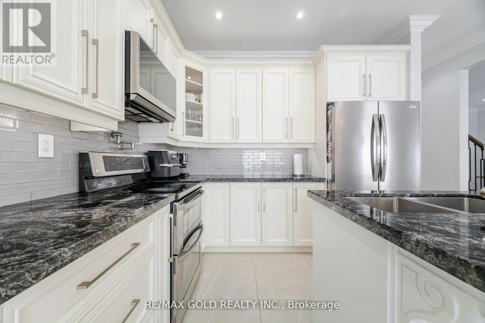 10 Cloverlawn Street, Brampton (Fletcher's Meadow), Ontario  L7A 3X5 - Photo 12 - W12495784