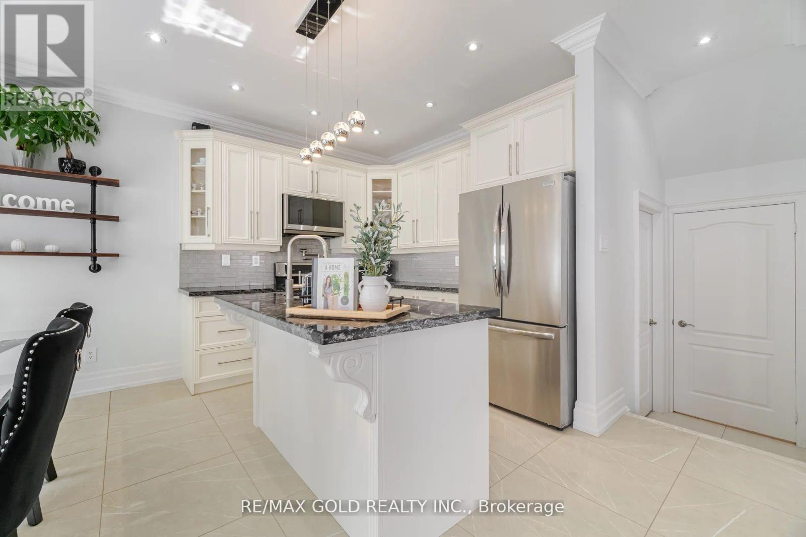 10 Cloverlawn Street, Brampton (Fletcher's Meadow), Ontario  L7A 3X5 - Photo 13 - W12495784