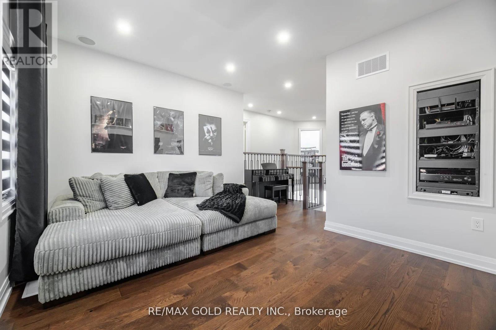 10 Cloverlawn Street, Brampton (Fletcher's Meadow), Ontario  L7A 3X5 - Photo 17 - W12495784