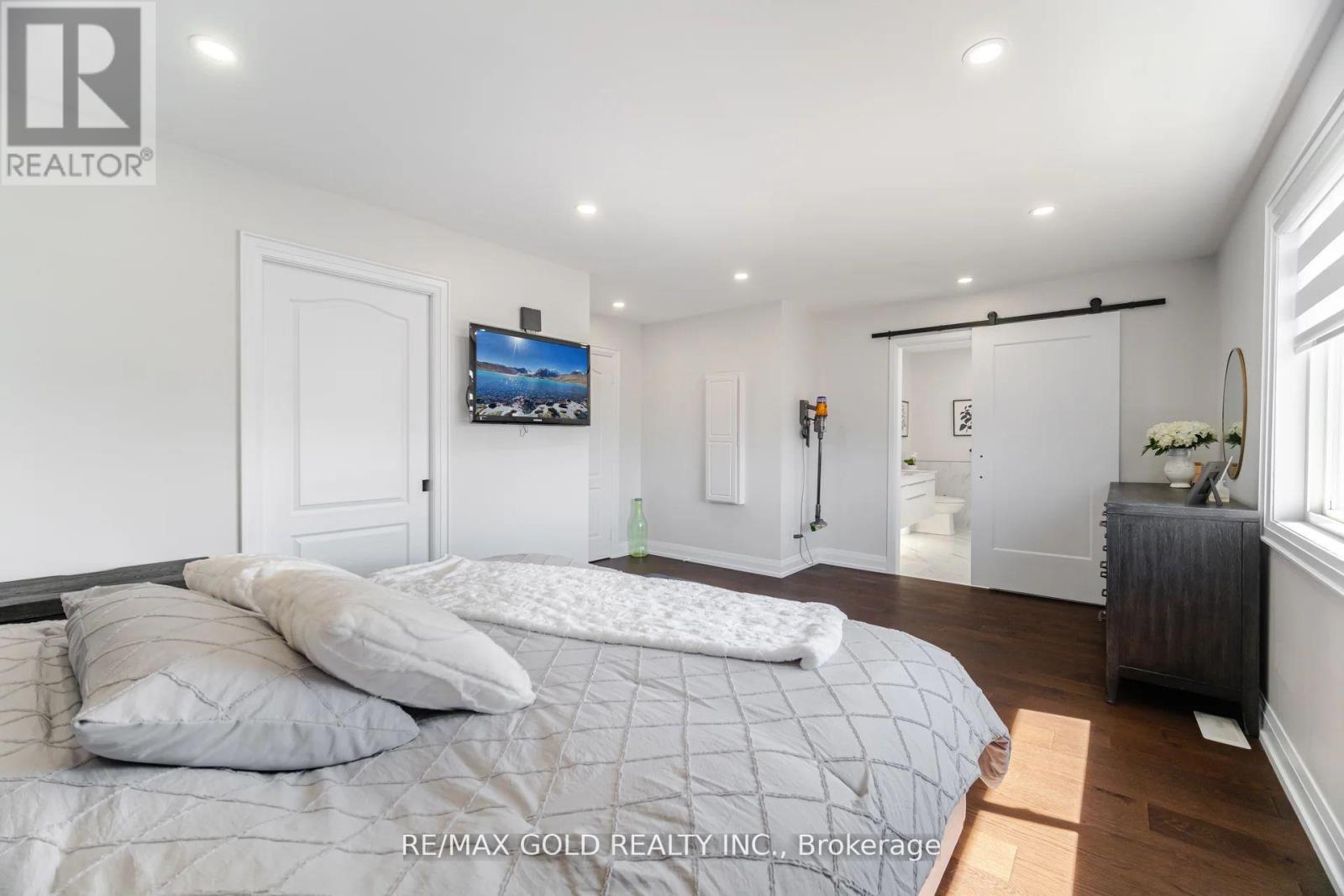 10 Cloverlawn Street, Brampton (Fletcher's Meadow), Ontario  L7A 3X5 - Photo 20 - W12495784