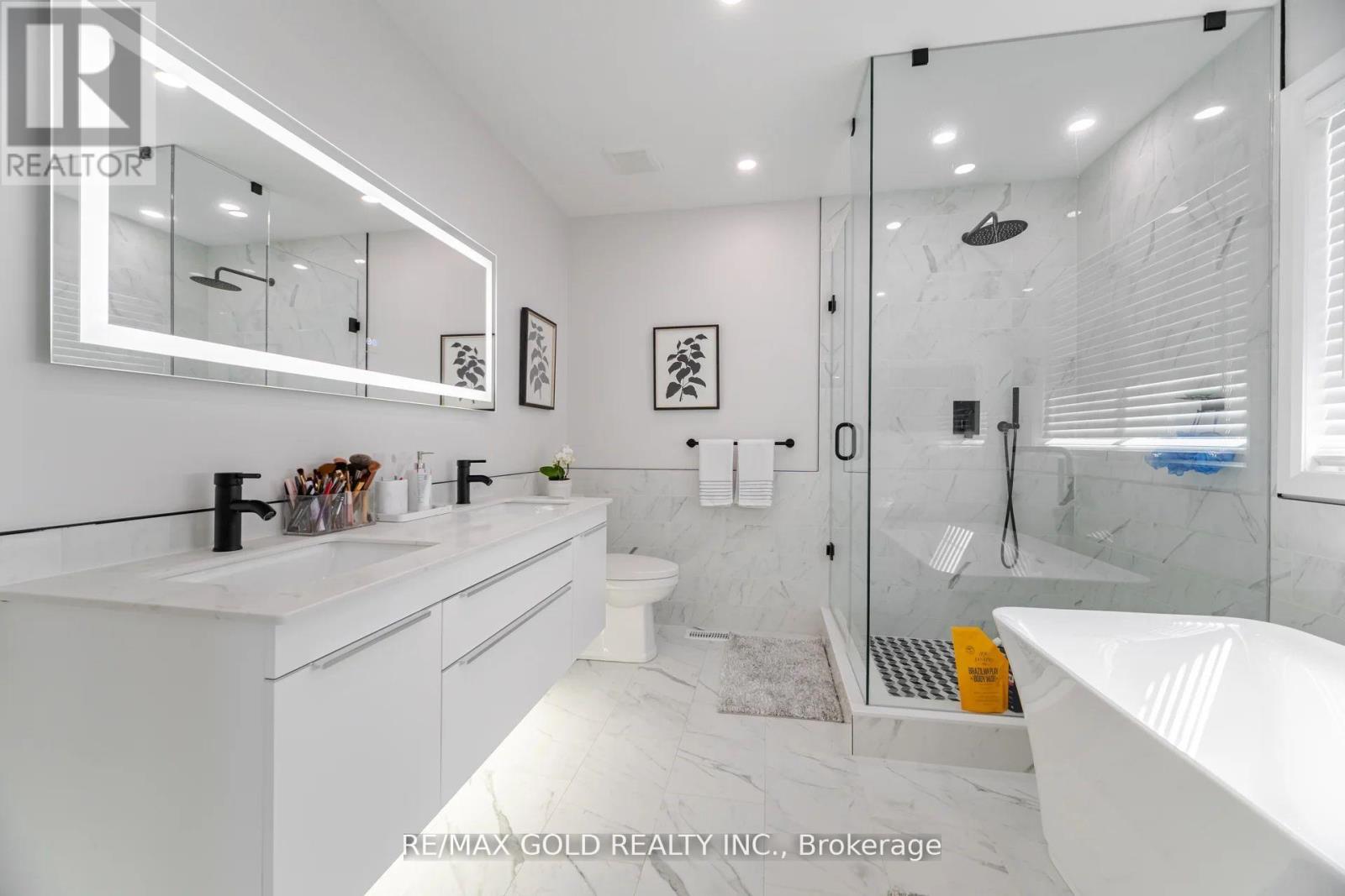 10 Cloverlawn Street, Brampton (Fletcher's Meadow), Ontario  L7A 3X5 - Photo 21 - W12495784