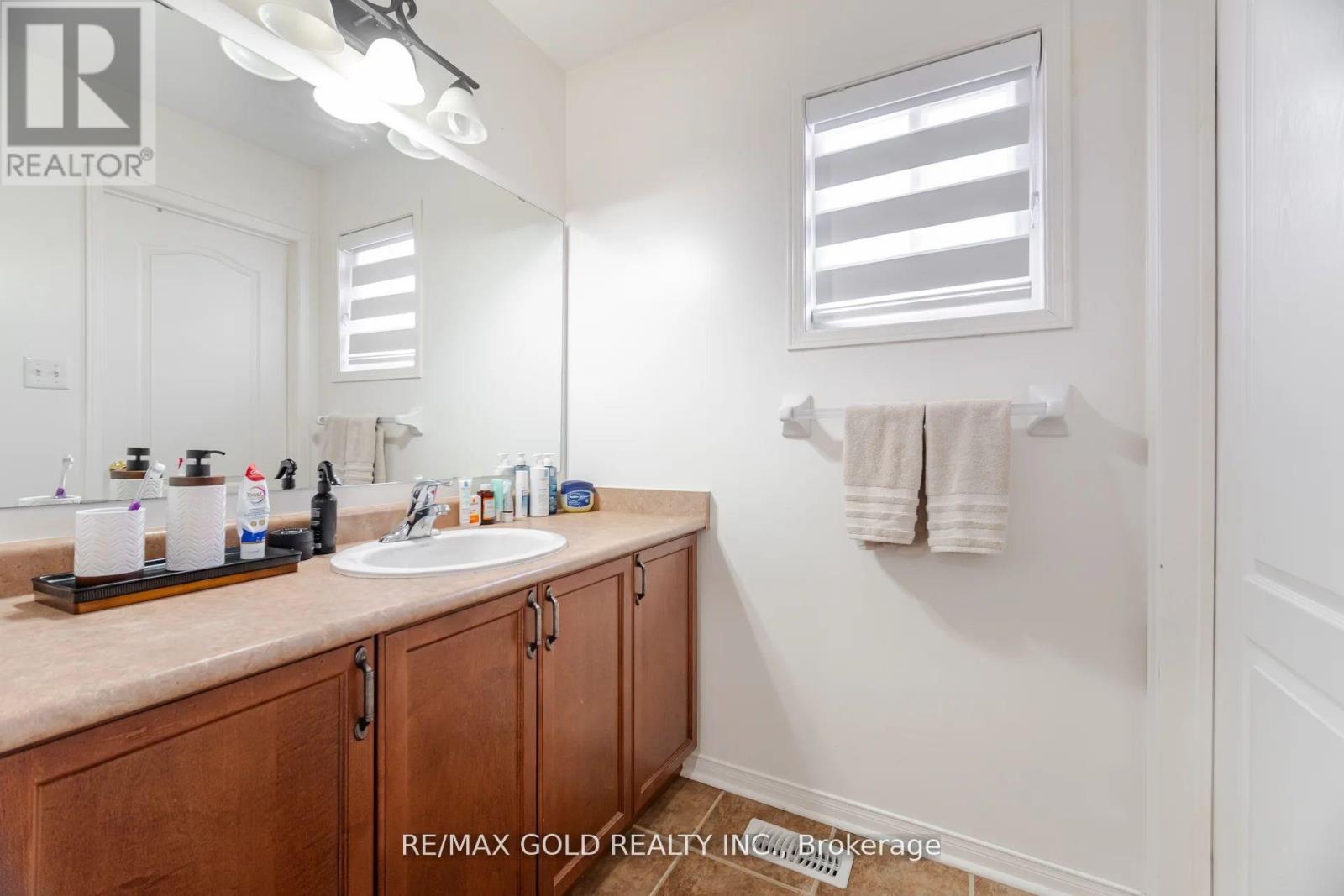 10 Cloverlawn Street, Brampton (Fletcher's Meadow), Ontario  L7A 3X5 - Photo 27 - W12495784