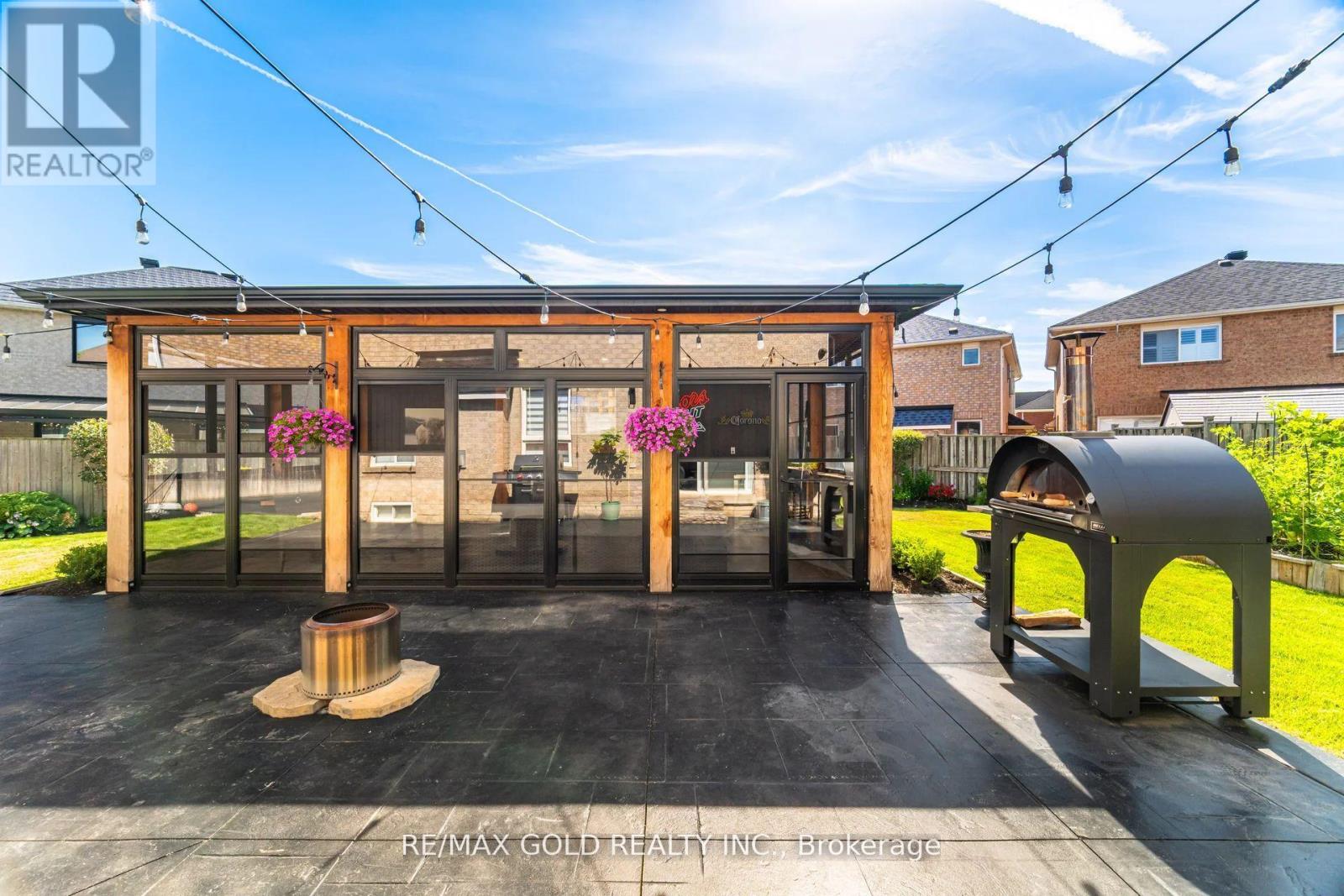 10 Cloverlawn Street, Brampton (Fletcher's Meadow), Ontario  L7A 3X5 - Photo 37 - W12495784