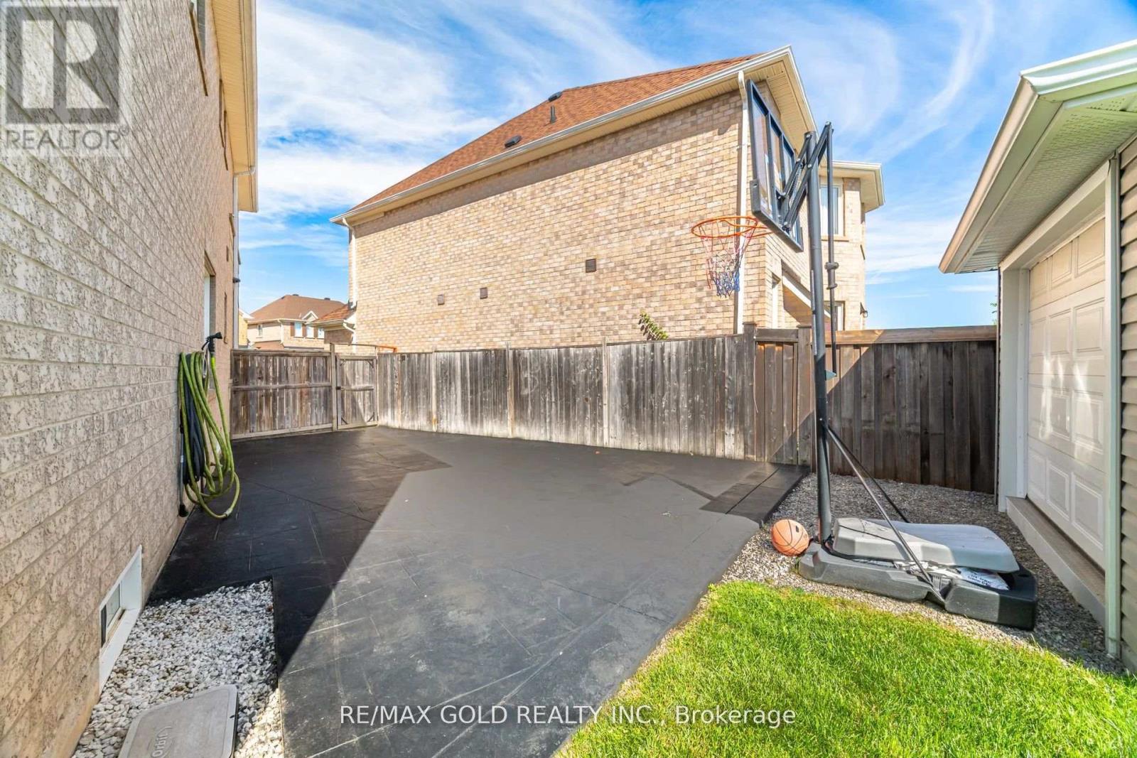 10 Cloverlawn Street, Brampton (Fletcher's Meadow), Ontario  L7A 3X5 - Photo 43 - W12495784