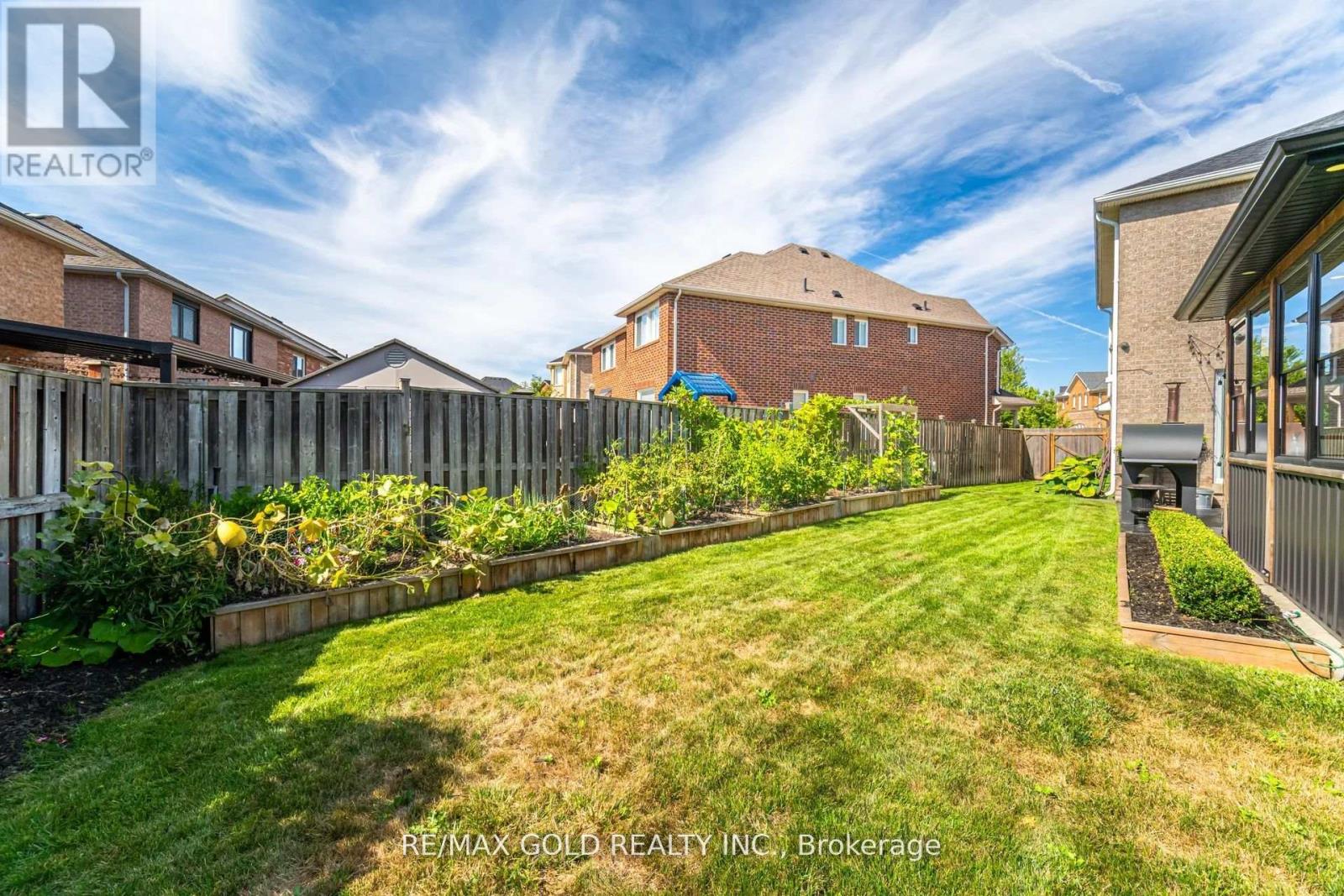 10 Cloverlawn Street, Brampton (Fletcher's Meadow), Ontario  L7A 3X5 - Photo 46 - W12495784