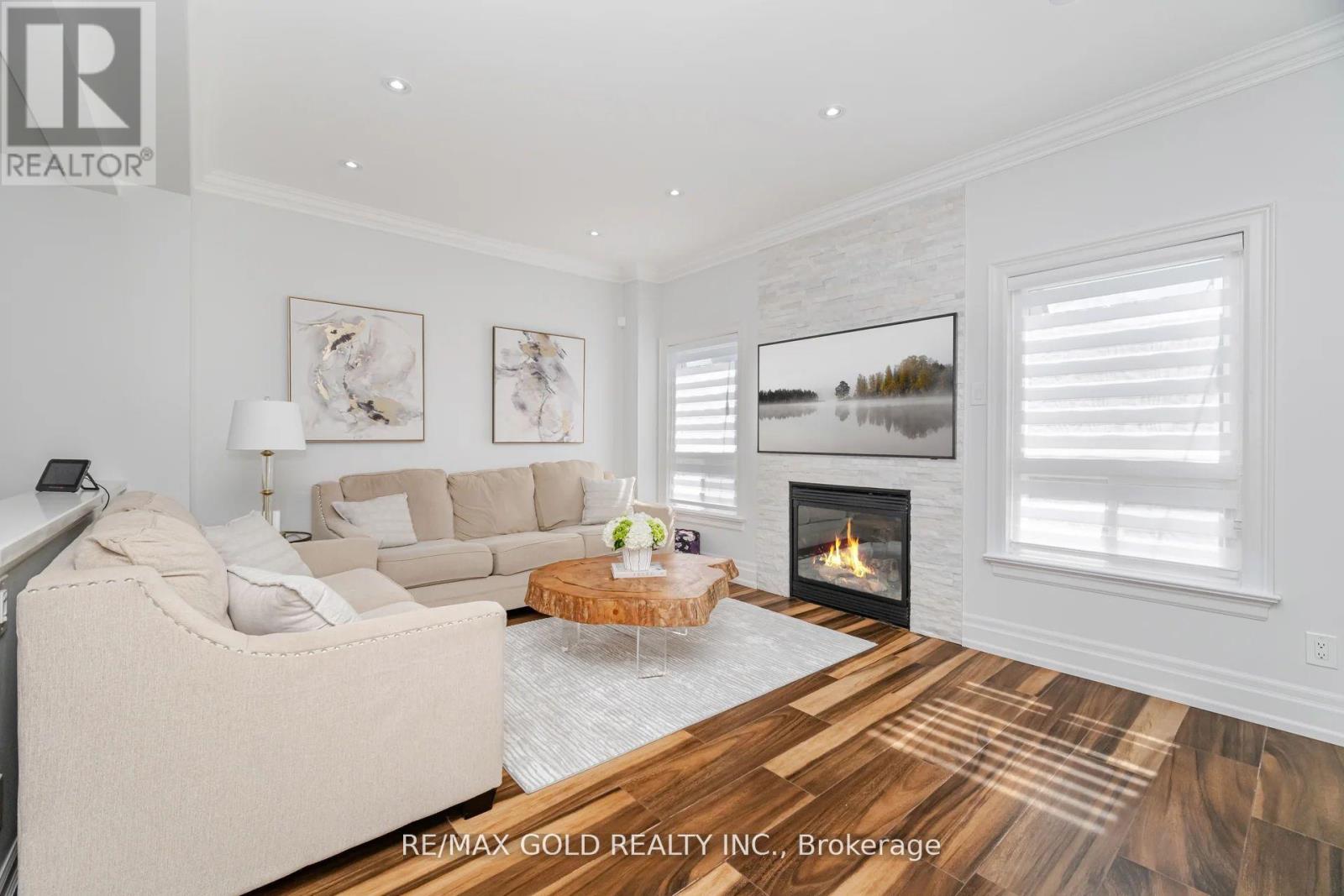 10 Cloverlawn Street, Brampton (Fletcher's Meadow), Ontario  L7A 3X5 - Photo 7 - W12495784